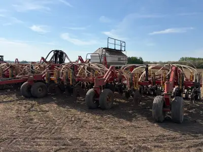 Bourgault 5710 series II Air Drill with Bourgault 5440 tank 60foot tool it is a 2007 great tool has...