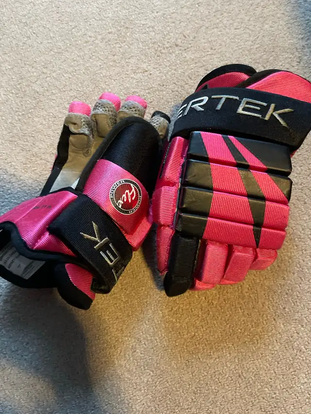 youth hockey/ ringette/ ball hockey  gloves in Hockey in St. Albert - Image 2