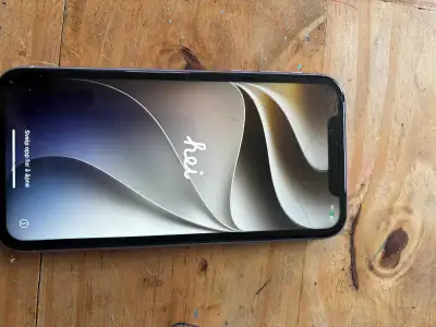 IPhone 11 64g. Batterie a 70%. Petite fissure sur l'écran