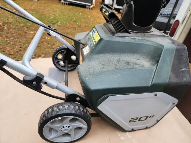 Yardworks 20" 13 Amp Corded Electric Snowblower W Lights in Snowblowers in Windsor Region - Image 2