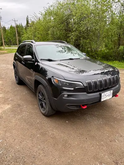 - 2020 Jeep Cherokee Trail Hawk - 4x4 with snow, sand/mud, rock & hauling options, V6 engine - 137,1...