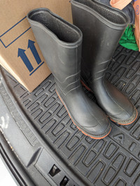 Boys size 4 rubber boots