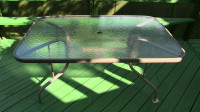 Table de patio en verre givré