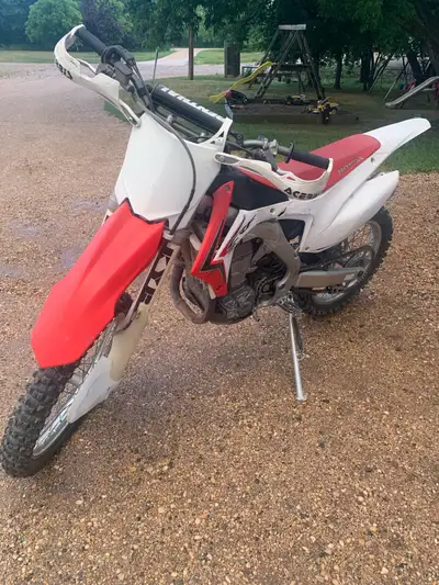 2013 crf450r Amazing shape. New rear tire (Michelin),new rear sprocket, new front rim, new DID chain...