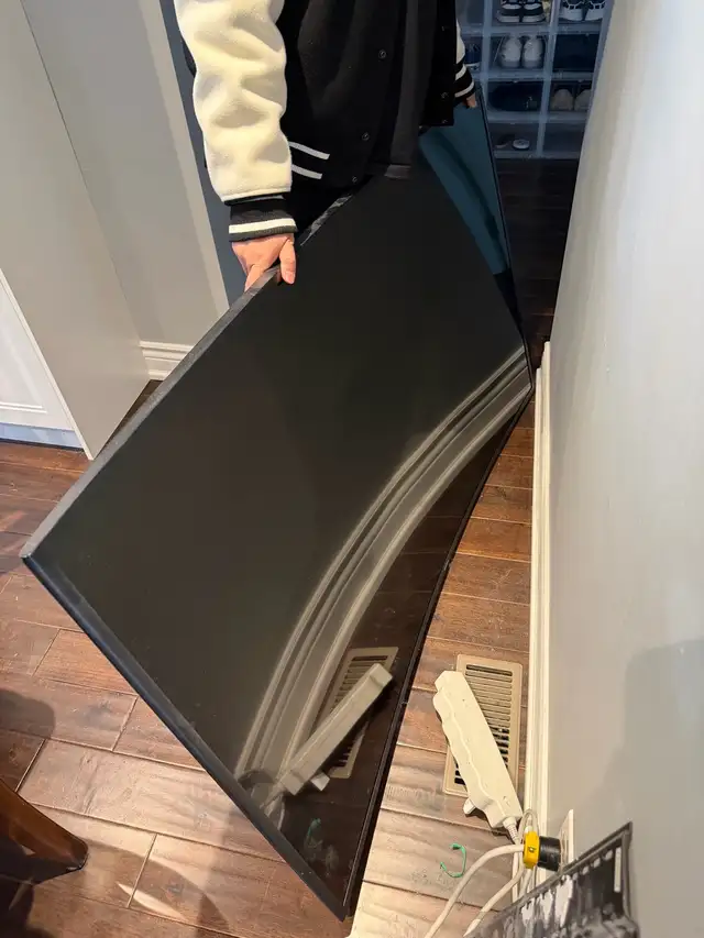 SAMSUNG 65”  Curved TV Series 6 in TVs in City of Toronto - Image 3