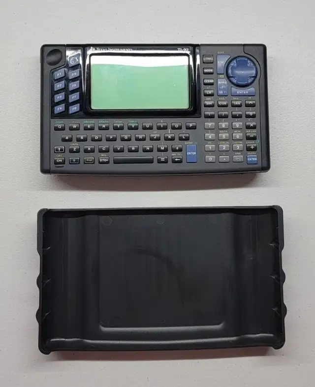 Texas Instruments TI-92 graphic calculator in Other in Mississauga / Peel Region - Image 2