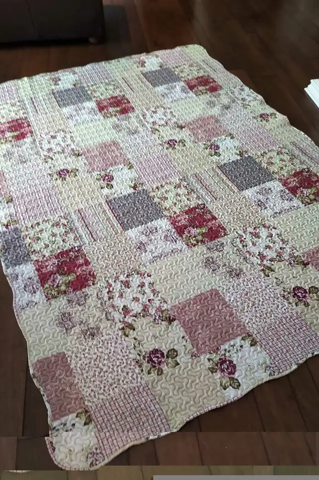 Beautiful Quilt-Like Bedspread / Coverlet, 88 x 64 inches in Bedding in Stratford - Image 5