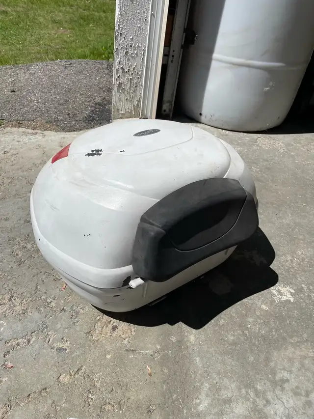 burgman 650 Givi top box in Motorcycle Parts & Accessories in Ottawa - Image 5