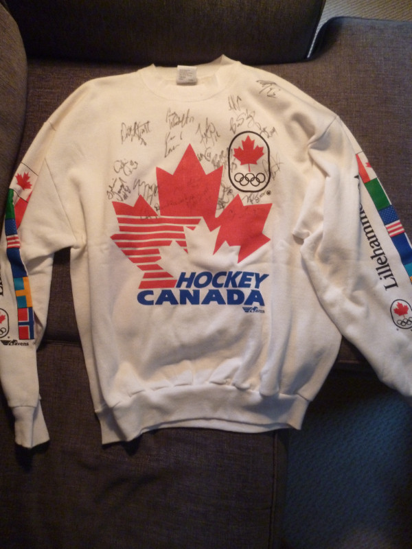 1994 Lillehammer Olympic hockey sweatshirt signed by 21 - Kariya in Arts & Collectibles in Peterborough