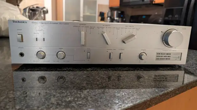 Technics SU-V303 Stereo Integrated Amplifier – Vintage, Good Con in Stereo Systems & Home Theatre in Mississauga / Peel Region - Image 4