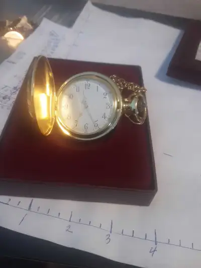 Beautiful gold tone pocket watch works great, boxed