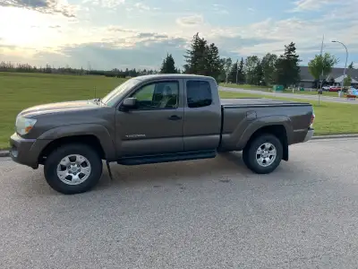 2010 Toyota Tacoma V6 (223,800KM) Excellent condition. Brand new tires put on 9 months ago. New batt...