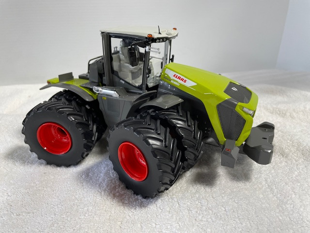 1/32 CLAAS XERION 12.650 High Detail 4wd Farm Toy Tractor in Toys & Games in Regina - Image 3
