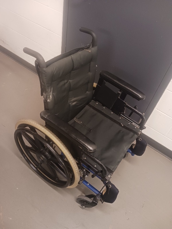 Chaise roulante pliable (3x) dans Santé et besoins spéciaux  à Ville de Montréal