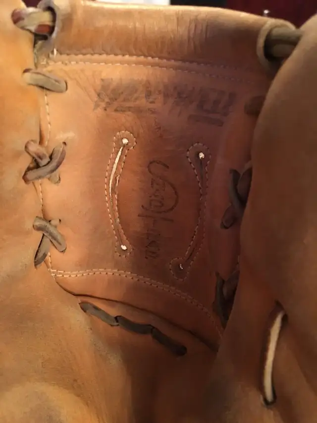Vintage WinnWell baseball mitt glove in Arts & Collectibles in Gatineau - Image 6