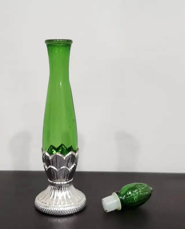 Avon Green Glass Perfume Bottle in Arts & Collectibles in Kitchener / Waterloo - Image 3