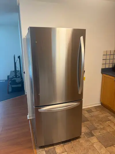 MINT/LIKE-NEW LG 30" Bottom-Freezer Refrigerator LRDNS2200S/02, View more