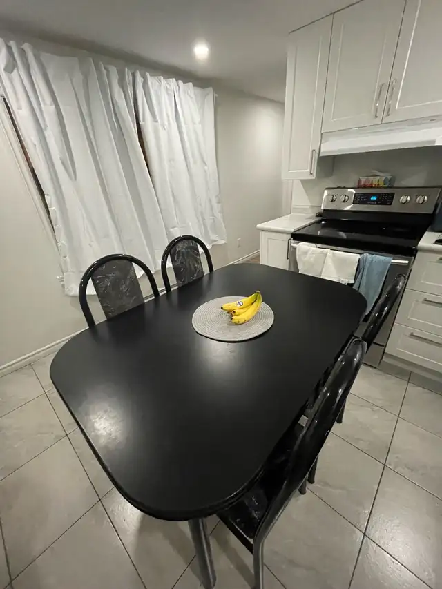 Fauteuil et table avec quatre chaises à vendre in Dining Tables & Sets in Longueuil / South Shore - Image 2