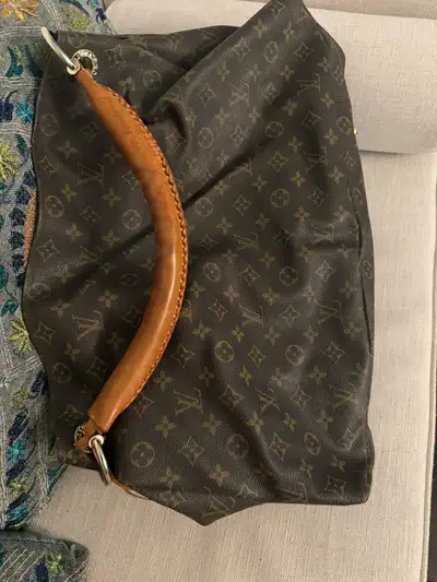 This is a Louis Vuitton bag with the classic monogram pattern, perfect for everyday use. It's a pre-...