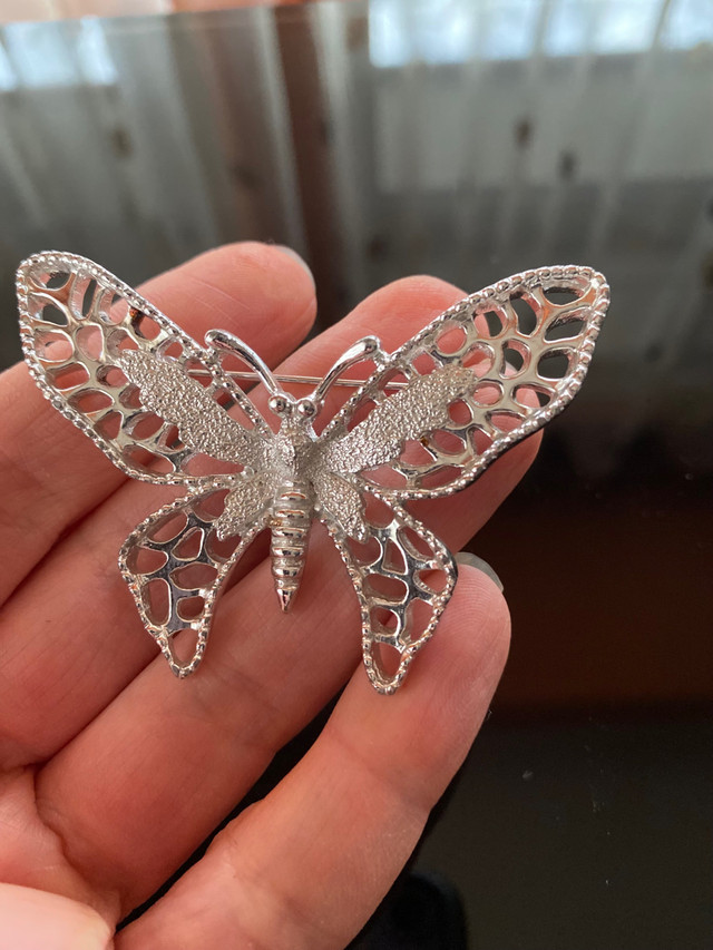 SARAH COVENTRY SILVER TONE  BUTTERFLY BROOCH VINTAGE in Jewellery & Watches in Delta/Surrey/Langley - Image 2