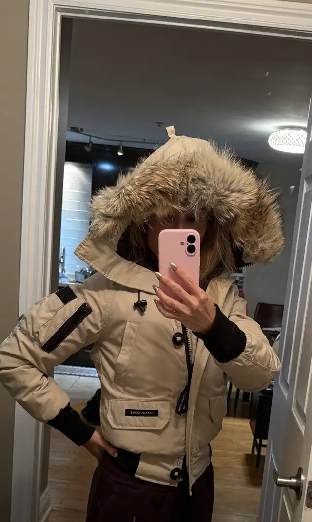 Canada Goose Chilliwack bomber, sand color, size xx in Women's - Tops & Outerwear in City of Montréal - Image 7