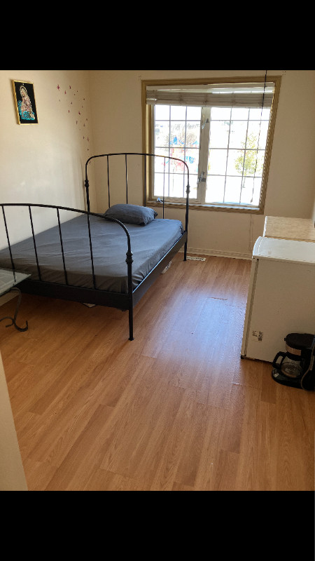 Rooms for rent in maple in Room Rentals & Roommates in Markham / York Region