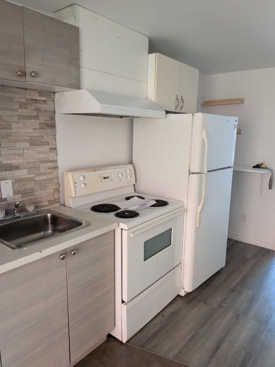 Clean 2.5 Bedroom Apartment 3