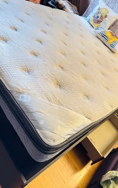 Lit Queen avec base à tiroirs/ Queen mattress with drawers, View more