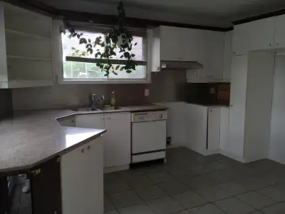 Joli logement 5 ½ a louer. a Montreal-Nord. Près de tous les services, Armoires de cuisines recents,...