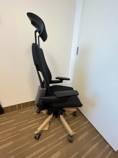 STEELCASE GESTURE TASK CHAIR WITH HEADREST - NEVER BEEN USED | Chairs &  Recliners | Markham / York Region | Kijiji