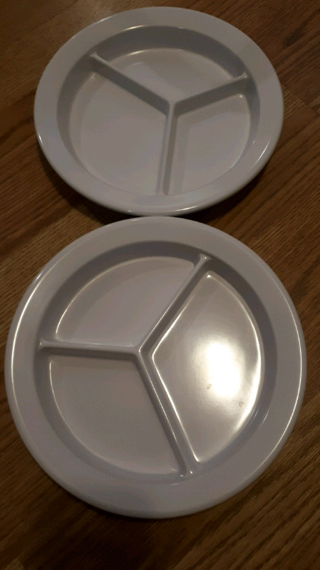 2 assiettes de 9 pouces avec compartiments/séparateurs  dans Vaisselle et articles de cuisine  à Ouest de l’Île - Image 2