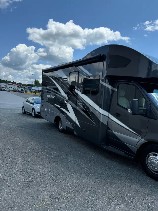 Motorisé classes C  in RVs & Motorhomes in Granby - Image 2