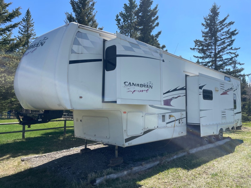 2007 5th wheel Toy Hauler Travel Trailers & Campers Calgary Kijiji