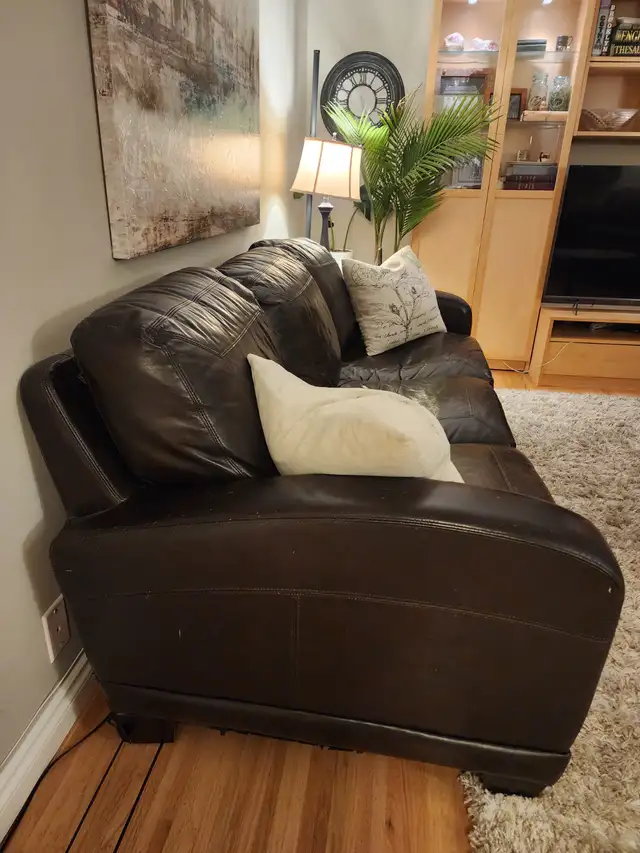 Free leather sofa and chair in Couches & Futons in Vancouver - Image 4