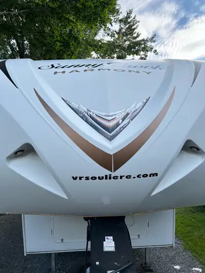 Fifthwheel sunnybrook Harmony fait par winnebago de 32.5 pieds tout est neuf (frigo,trappes d’eau gr...