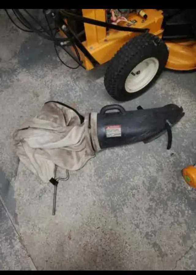 33' Cub Cadet Walk Behind in Lawnmowers & Leaf Blowers in City of Montréal - Image 7