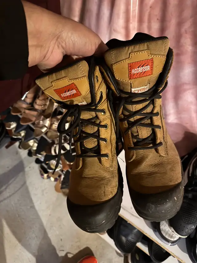 Size 9 Woman’s Work Boot in Men's Shoes in Markham / York Region - Image 2