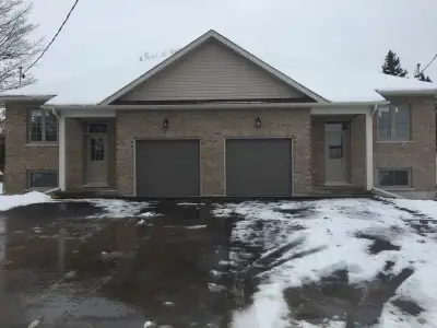 4-bed, 3-full bathroom Home For Rent. Lindsay