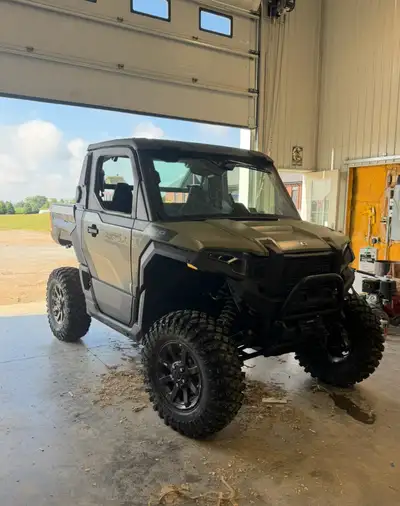 2025 Polaris Northstar. Has everything you could want in a side by side. 490km. Barely used… has A/C...