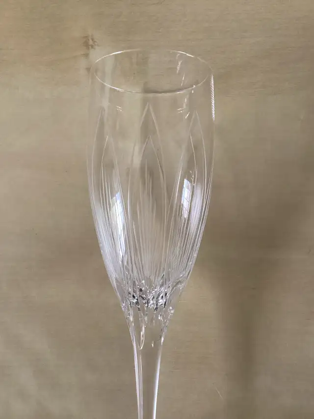 4 Gorgeous Crystal Champagne Sparkling Wine Flutes Glasses in Kitchen & Dining Wares in West Island - Image 5