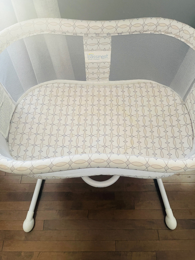 Halo Bassinet Glider in Cribs in Calgary - Image 2