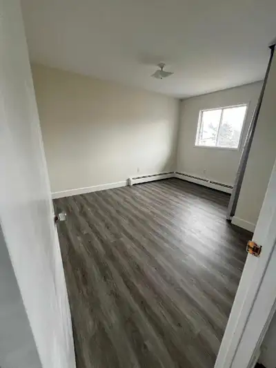 Master bedroom available for rent in 4 bed 2 bath house with car parking and the house is 3 minutes...