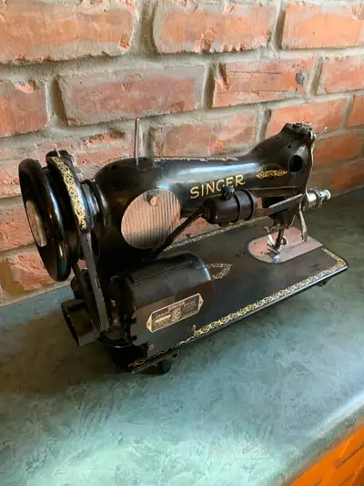 This is an antique Singer sewing machine, a true piece of history for collectors and sewing enthusia...