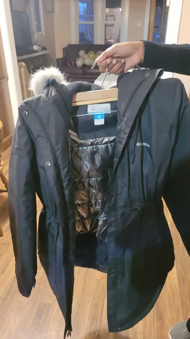 Columbia Winter Coat in Women's - Tops & Outerwear in Sarnia - Image 2