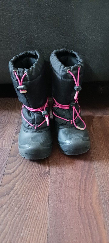 Girls winter boots youth pink and black size 1 in Kids & Youth in Muskoka