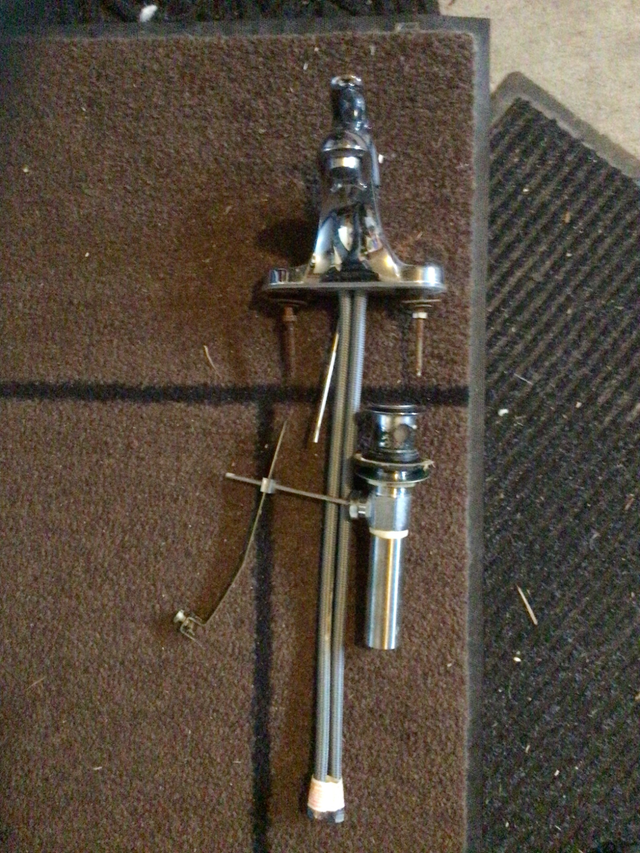Bathroom faucet in Bathwares in Ottawa - Image 3