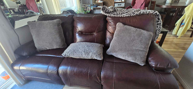 Power recliner Leather Loveseat in Couches & Futons in Oshawa / Durham Region - Image 4
