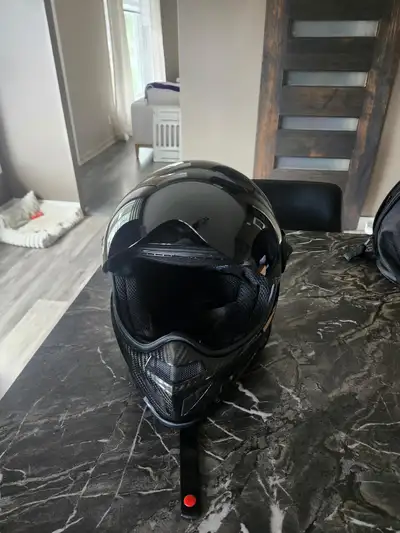 Casque de marque polaris slingshot en carbone Bluetooth grandeur medium ( mais fait petit) tres prop...