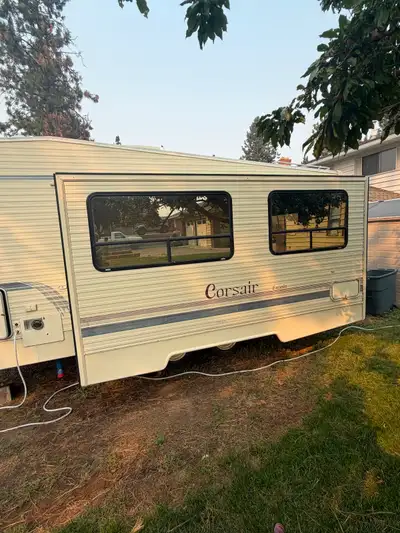 1994 Corsair 27' Fifth Wheel Travel Trailer Upgrades-Hot water on demand, residential fridge/freezer...