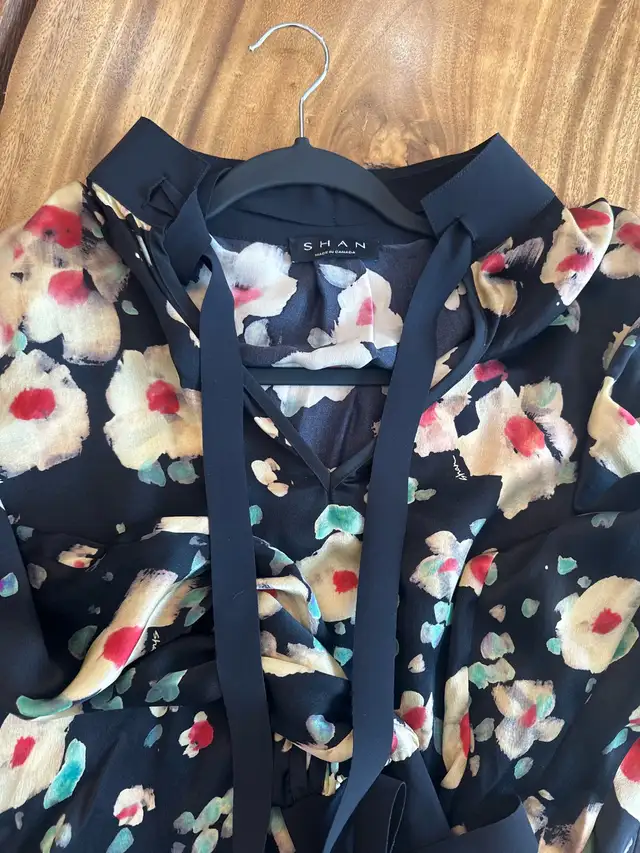 SHAN black silky blouse with floral pattern fits oversize in Women's - Tops & Outerwear in Laurentides - Image 6